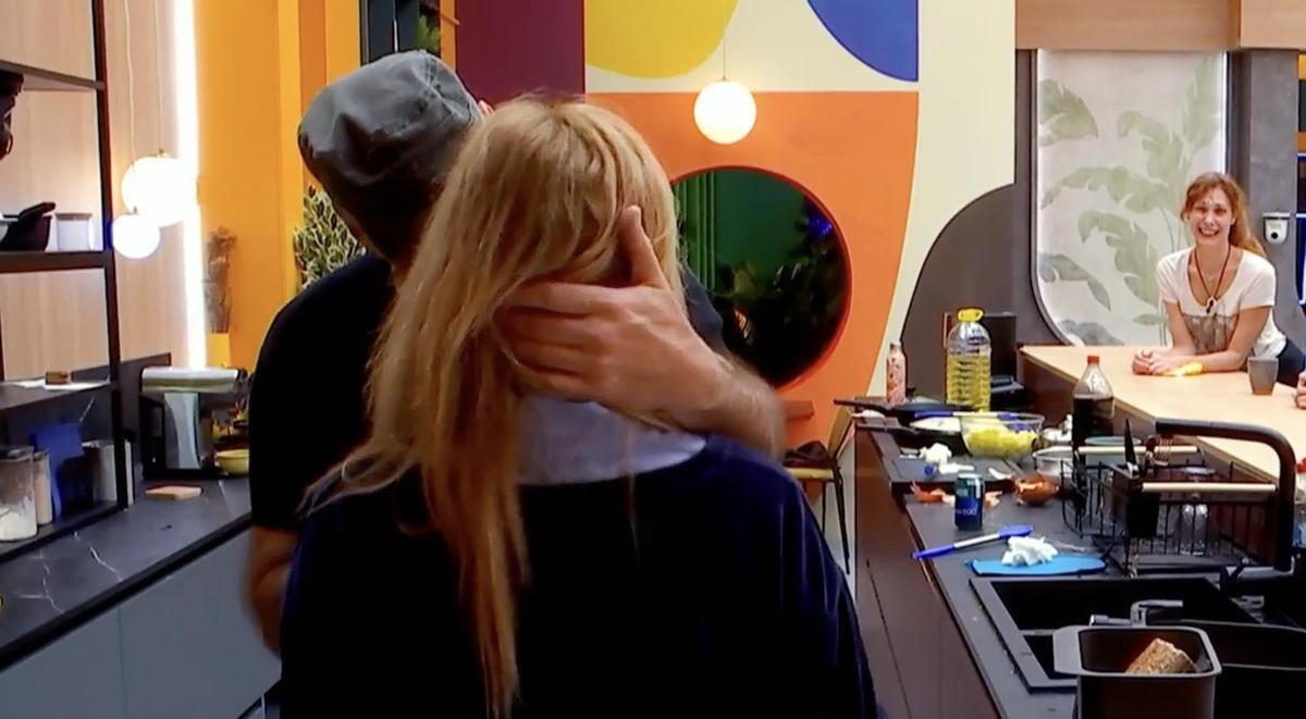 El primer beso en 'GH DÚO' es para Belén Rodríguez y Carlos Lozano