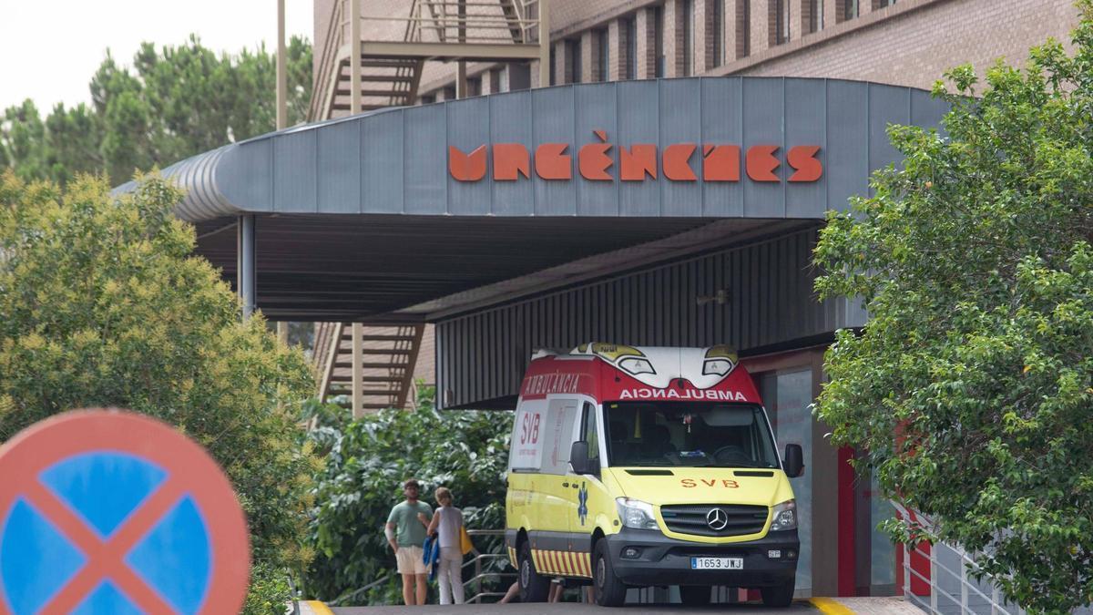 El hombre fue trasladado al hospital Lluís Alcanyís de Xàtiva.