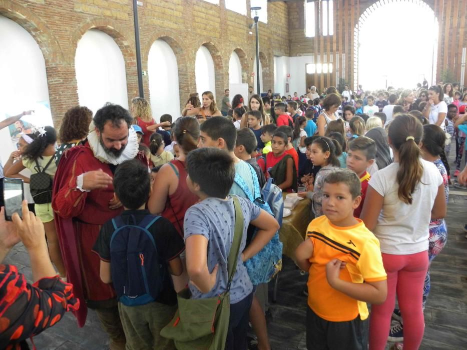 Más de 300 escolares han participado en la fiesta del 469 cumpleaños de Miguel de Cervantes en el interior del antiguo Mercado Minorista de Vélez-Málaga