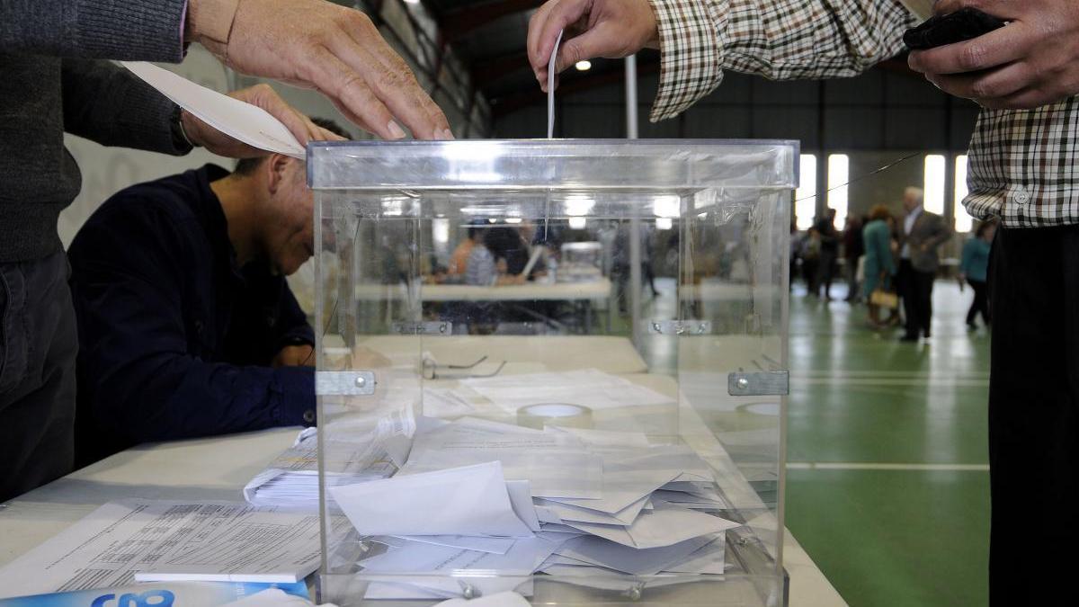 Un hombre deposita su voto en la urna. // Bernabé / Javier Lalín