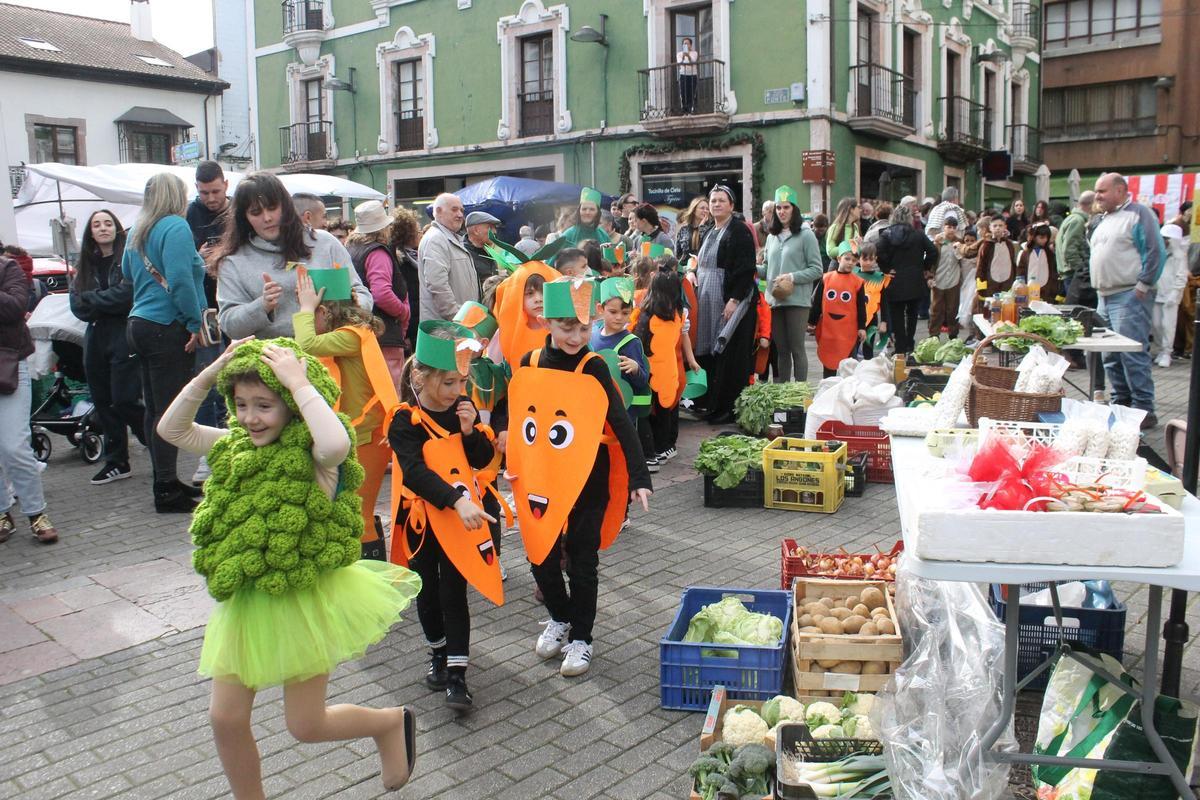 Así fue el divertido y pasacalles de Carnaval del colegio Virgen del Fresno en el mercado