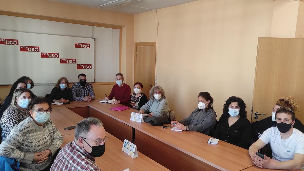 Trabajadores de la fábrica, en la reunión mantenida con el secretario general del PSOE de Toro