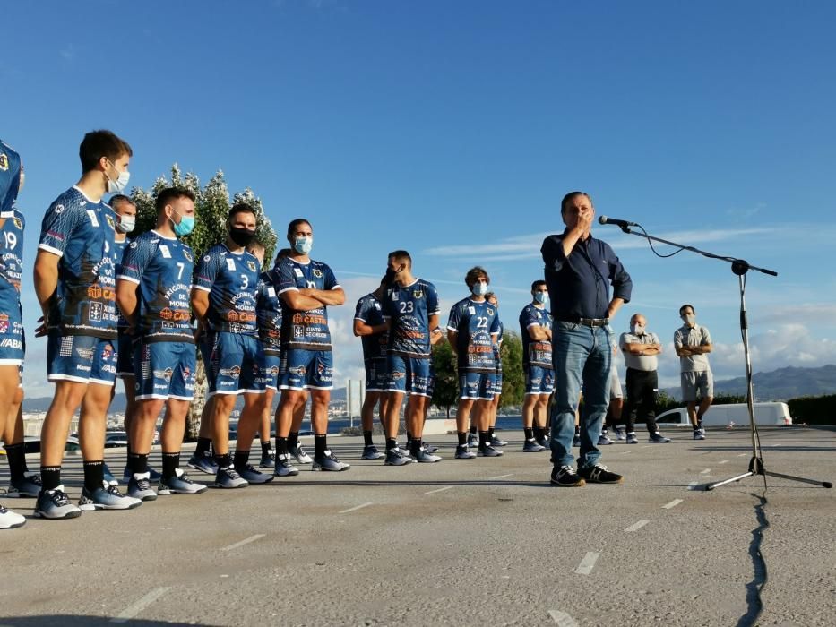 El Balonmán Cangas, listo para la batalla. // Santos Álvarez