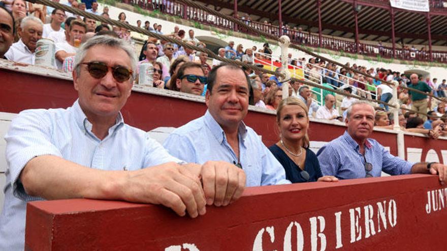 En el burladero de la Delegación está el equipo que presidirá la corrida de hoy, encabezado por Ana María Romero.