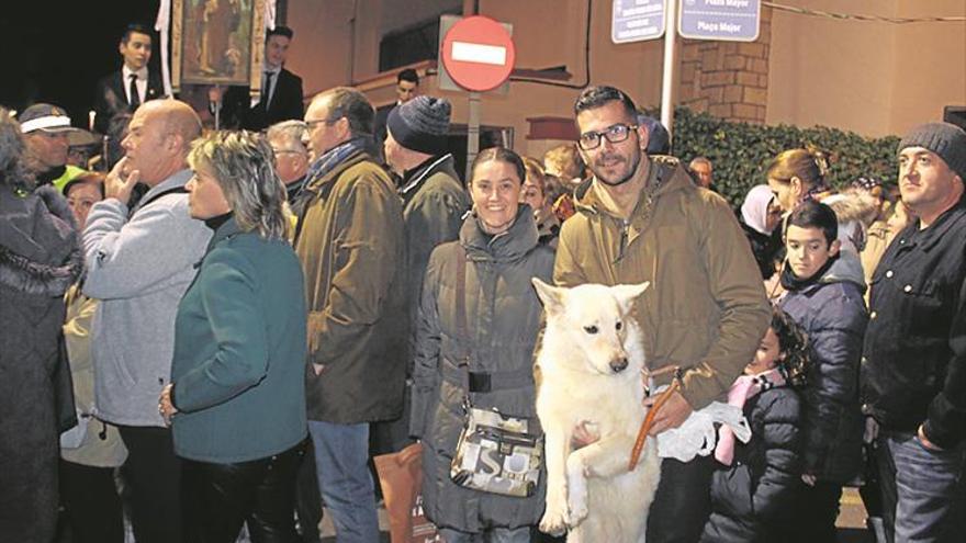 Orpesa reparte a los vecinos las 10.000 ‘coquetes’ y el moscatel