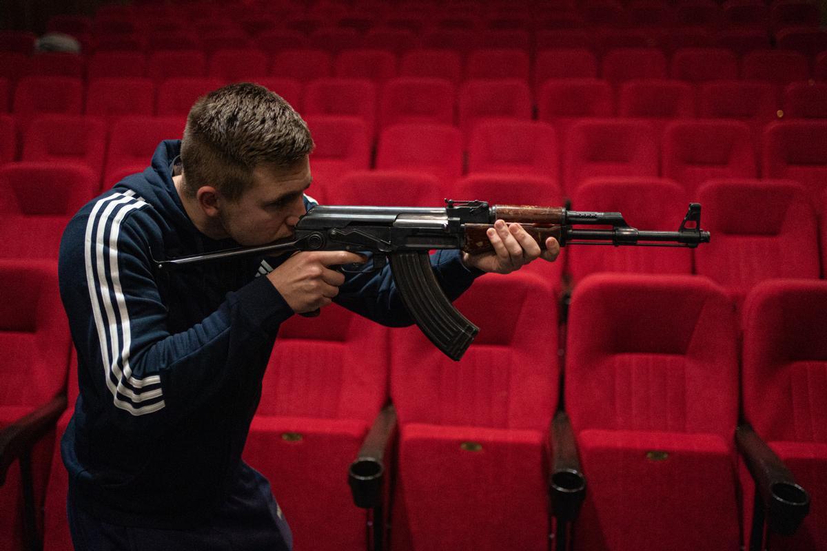 Civiles aprenden a utilizar fusiles AK47 en una sala de cine de Leópolis, en Ucrania.