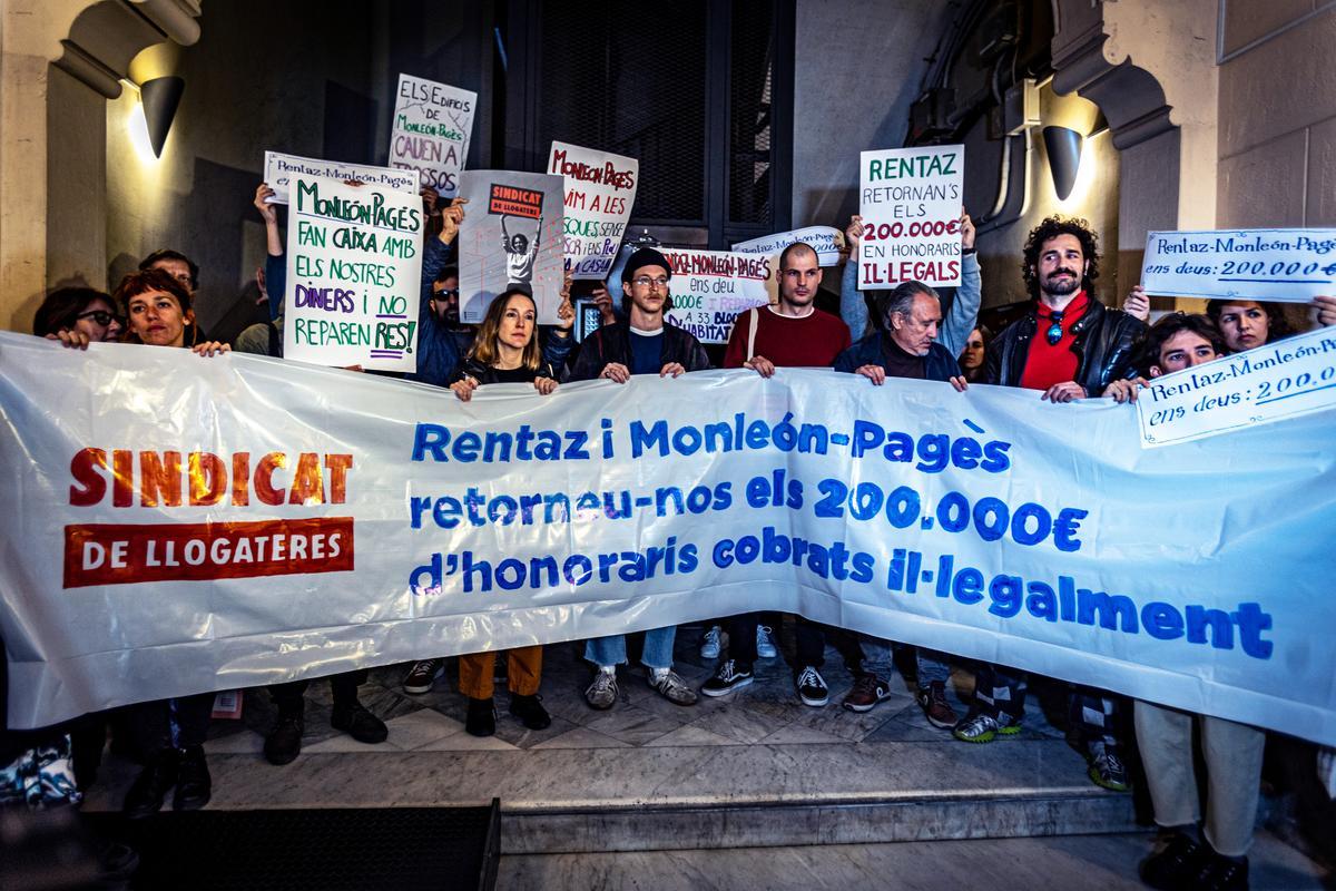 200 inquilins protesten davant una immobiliària per una «estafa» de 200.000 euros