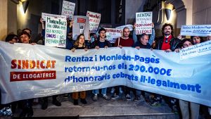 200 inquilins protesten davant una immobiliària per una «estafa» de 200.000 euros