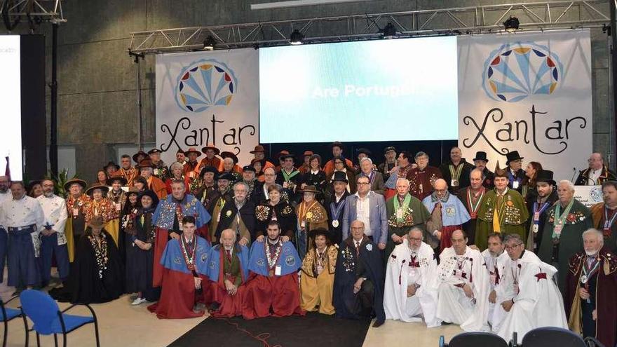 Foto de familia en Xantar con cofradías gastronómica y enófilas de cinco países. // fdv