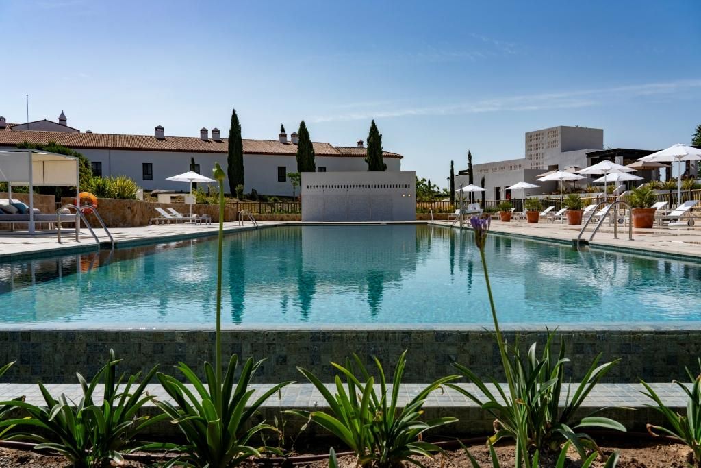 Acceso a la piscina del hotel Hospes Palacio de Arenales &amp; Spa.