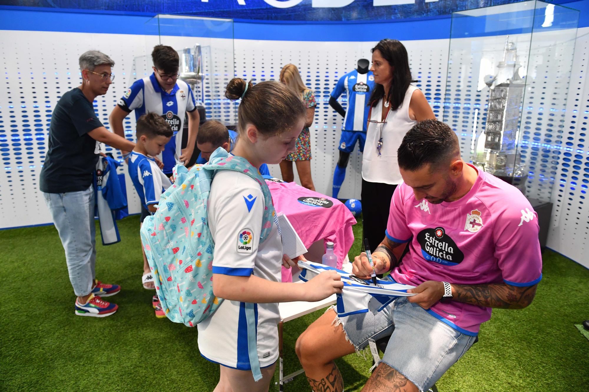 Los capitanes firman las nuevas camisetas del Deportivo