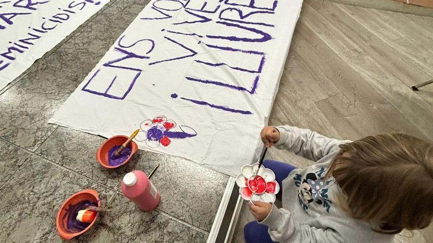Dijous passat es va fer un taller de pancartes feministes per a joves dins la programació.