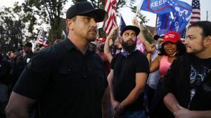 Miembros del grupo de extrema derecha Proud Boys, en Salt Lake City, ante la sede donde se celebró el debate entre Mike Pence y Kamala Harris.