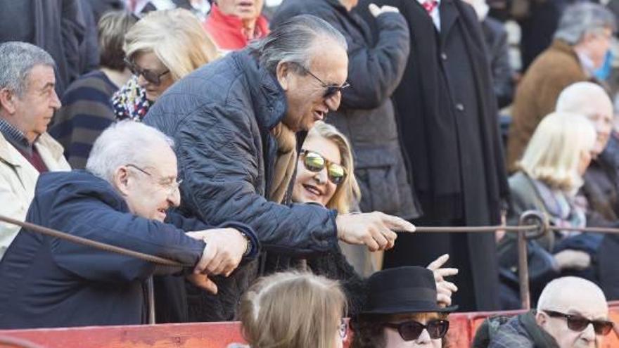 Carlos Fabra, en los toros con su primera mujer