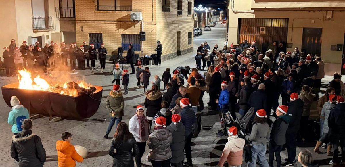 La coral ofreció un concierto al aire libre alrededor de la hoguera.  | SERVICIO ESPECIAL