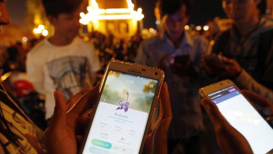 Alguns joves juguen a Pokémon Go a Cambodja.