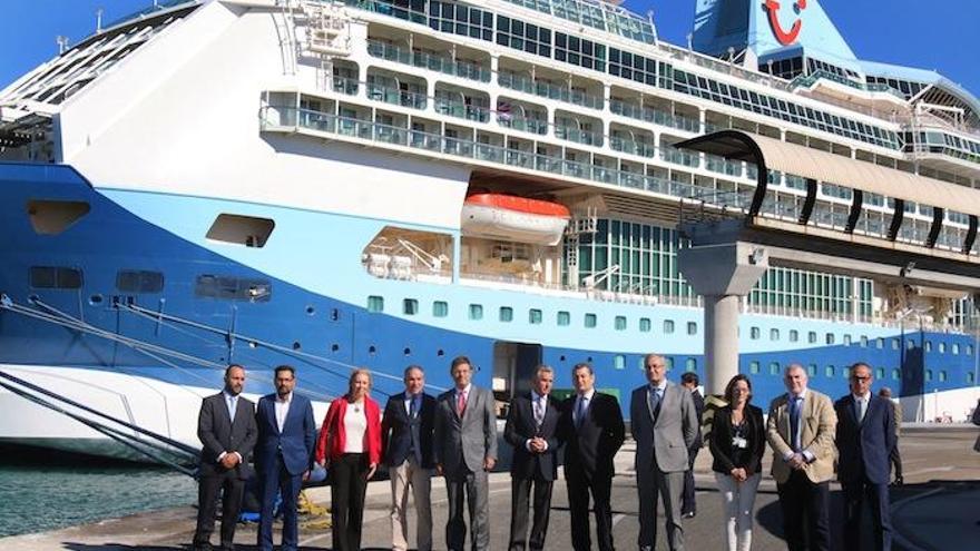 El ministro de Fomento visitó las instalaciones de cruceros junto al presidente del Puerto y otras autoridades.