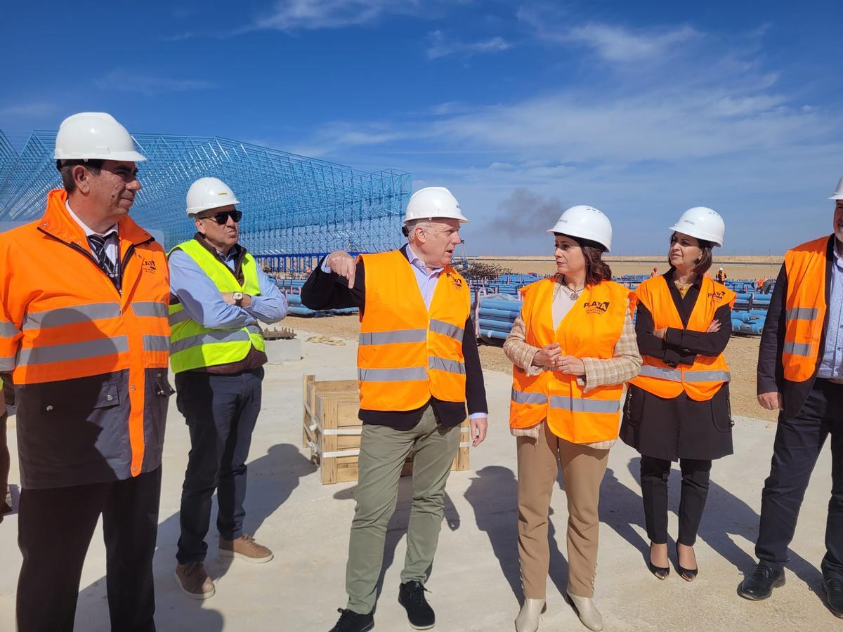 El director del aeropuerto, el consejero y la alcaldesa de Teruel, en la visita a las obras, este jueves-