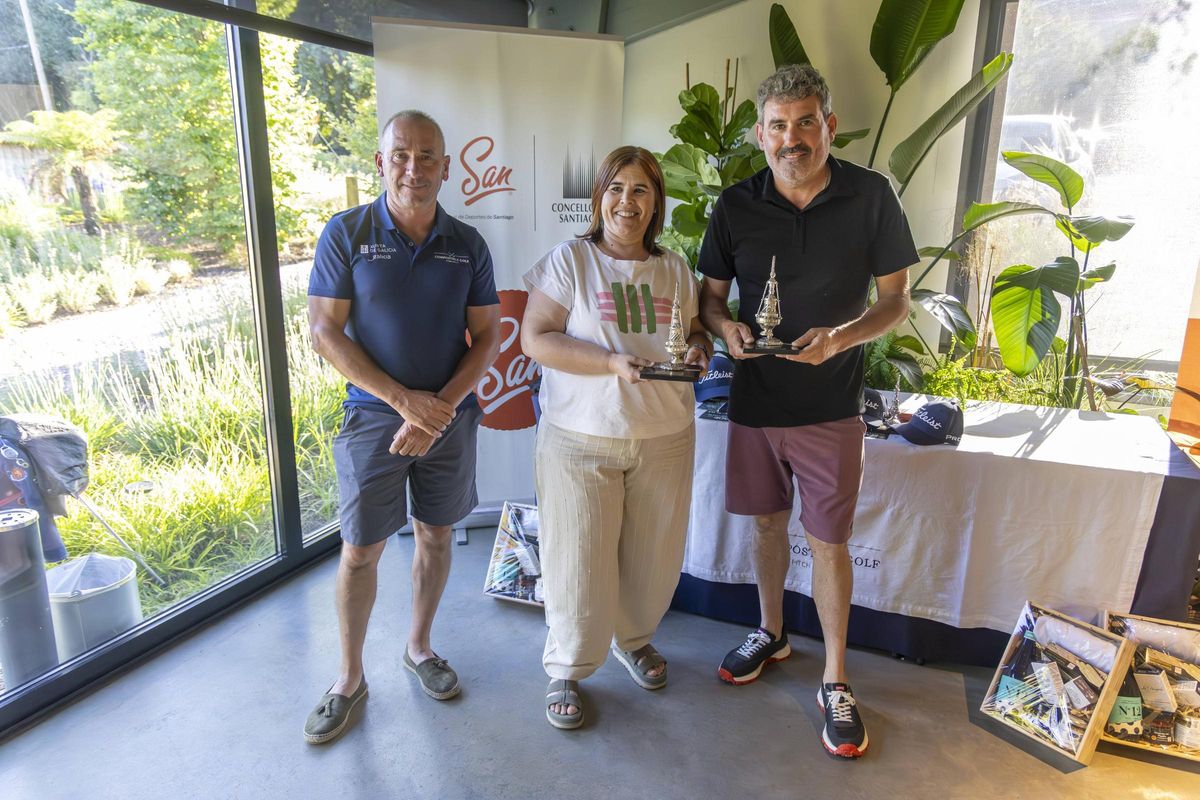 Marcos Gómez, campeón en la categoría ‘Scratch’, recibe su respectivo galardón.
