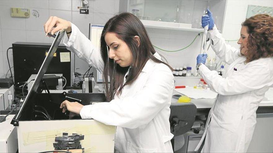 Jóvenes en un departamento de investigación.