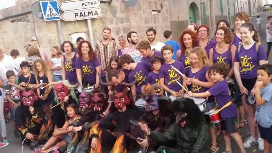 Ariany festeja la independencia, vibra con &#039;dimonis&#039; y &#039;dimònies&#039; y homenajea a Ferrer