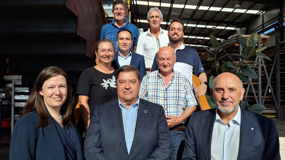 Julio Abalde, no centro, na xuntanza cos empresarios, o alcalde e a segunda tenente de alcalde.