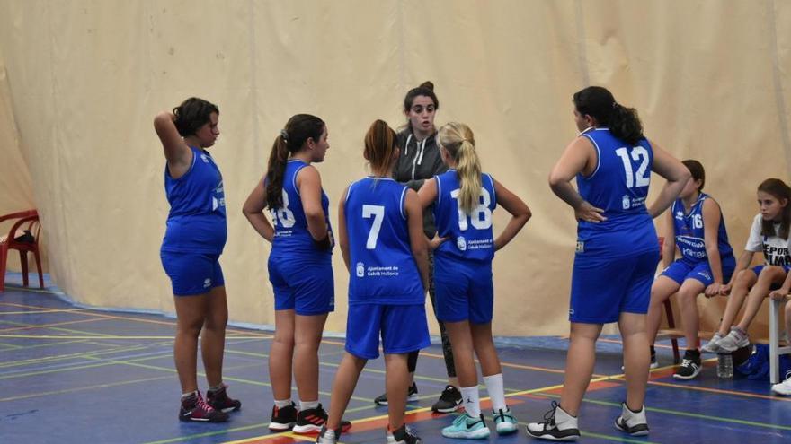 Una entrenador da instrucciones en un CalviÃ -Esporles de Mini.