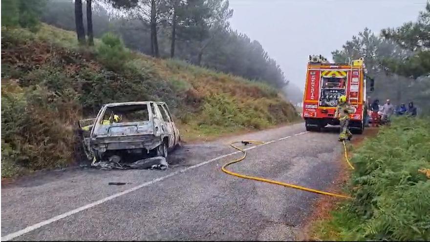 Muere tras sentirse indispuesto cuando conducía por A Cañiza y luego arde su coche