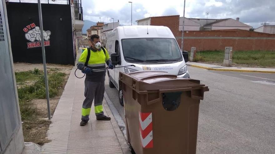 Trabajador del Ayuntamiento de Benigànim durante las labores de limpieza