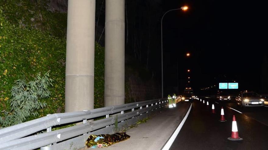 Muere al precipitarse de un puente