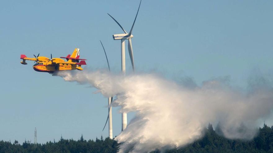 Un hidroavión lanza su carga de agua sobre el incendio que tuvo lugar en Xiabre en el mes de agosto de 2022.