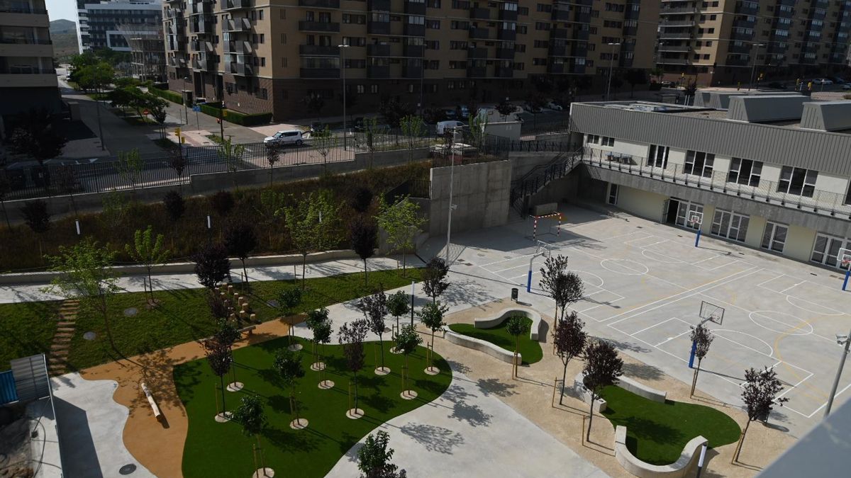 El patio exterior y el parque del colegio Ana María Navales de Zaragoza visto desde la azotea del nuevo edificio de Primaria.