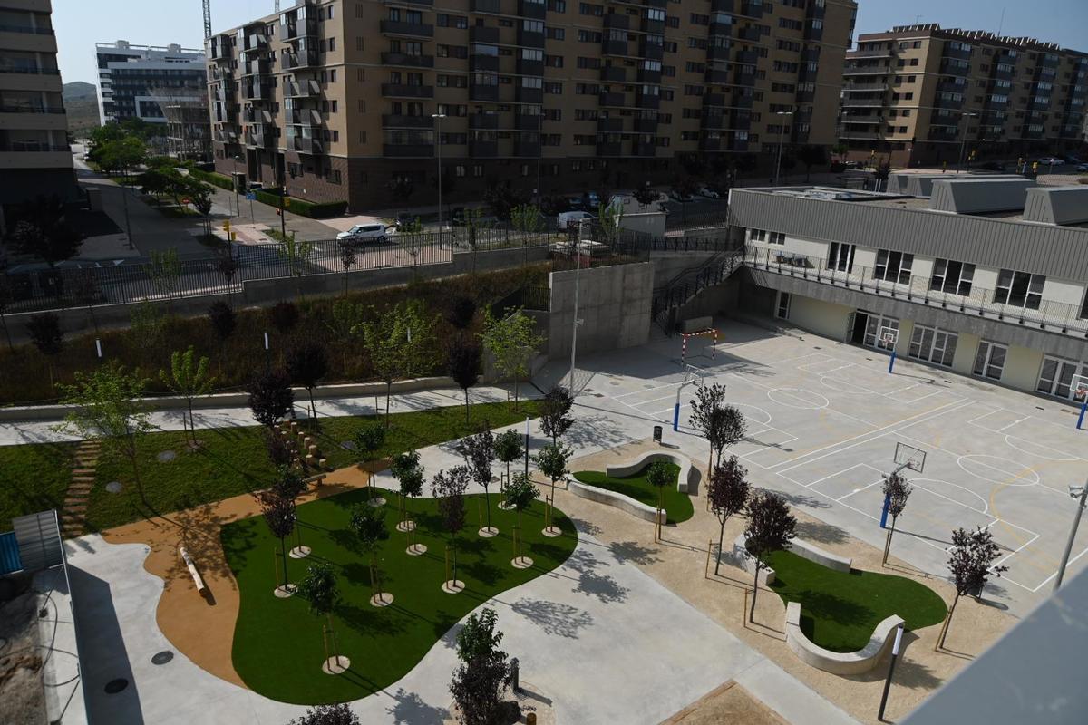 El patio exterior y el parque del colegio Ana María Navales de Zaragoza visto desde la azotea del nuevo edificio de Primaria.