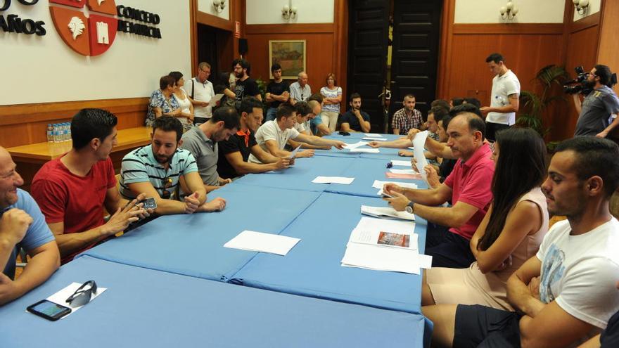 Reunión de algunos de los aspirantes con el concejal Guillén.