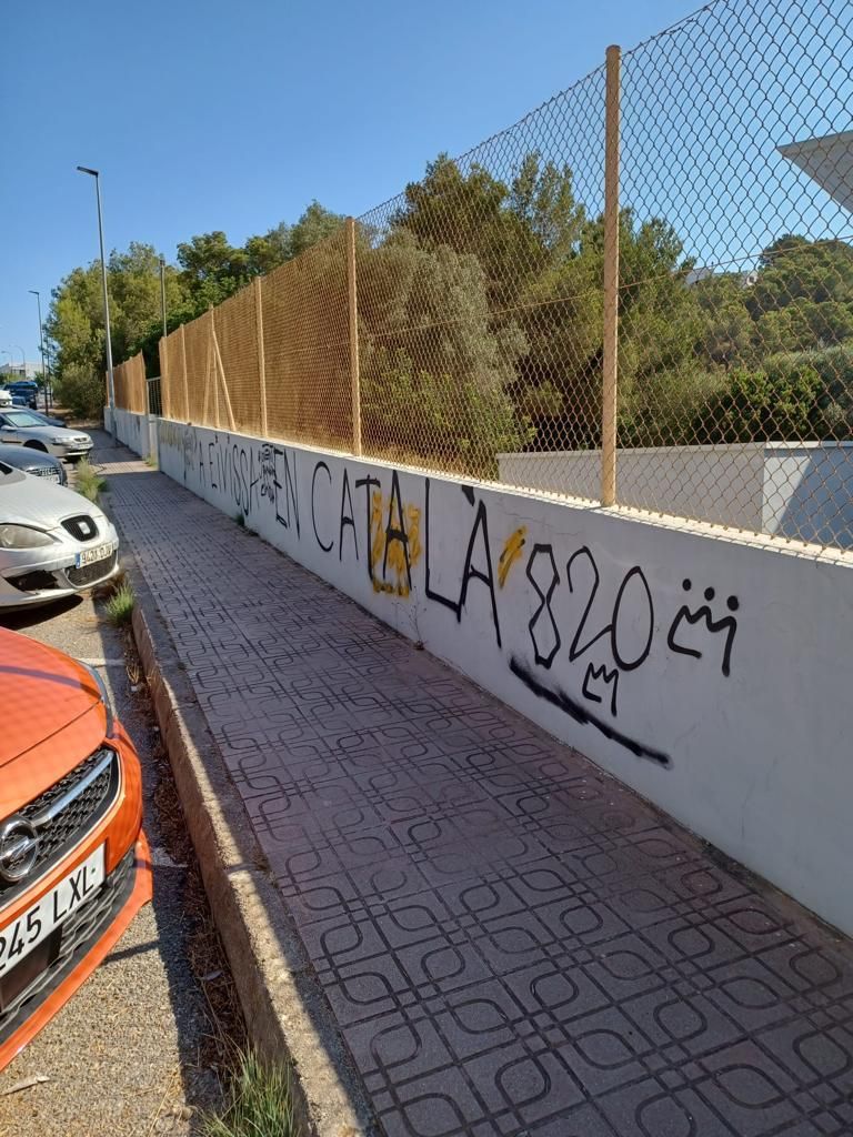 Sant Antoni amanece con pintadas y carteles independentistas