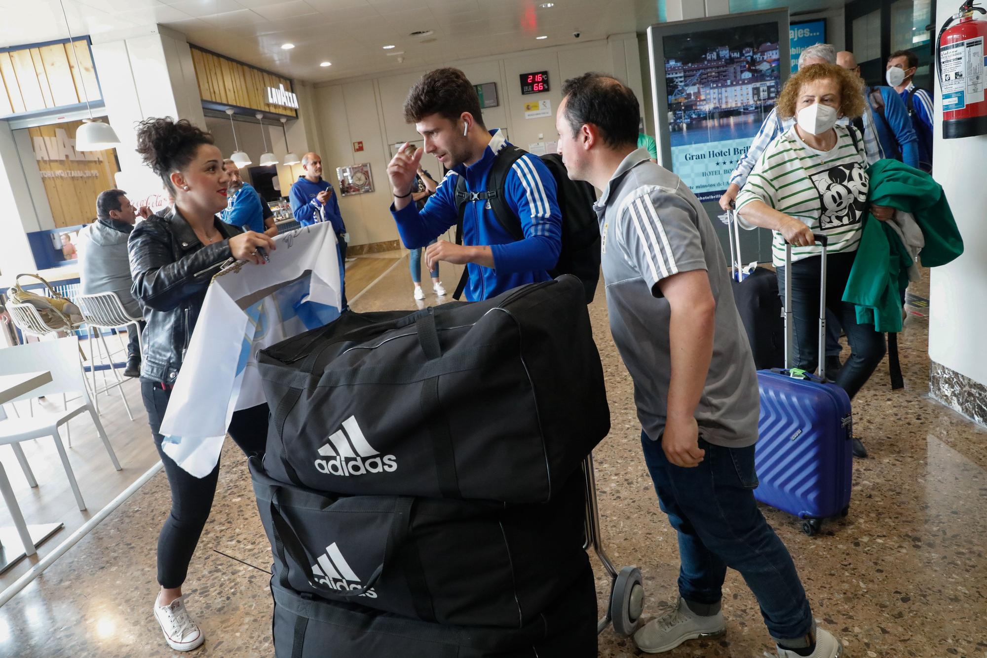 Las imágenes de la llegada al aeropuerto del Oviedo