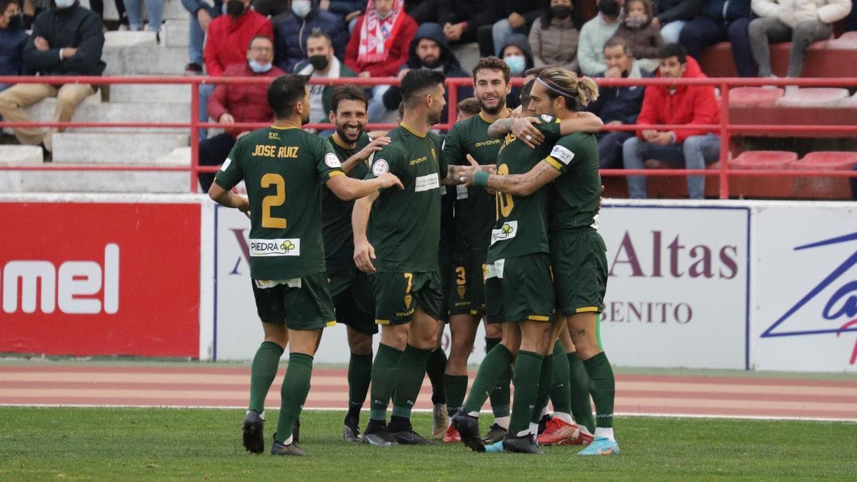 Los jugadores del Córdoba CF celebran uno de los goles en Don Benito.