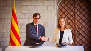 El president de la Generalitat, Salvador Illa, y la líder de los Comuns en el Parlament, Jéssica Albiach, firmando este jueves el acuerdo de presupuestos