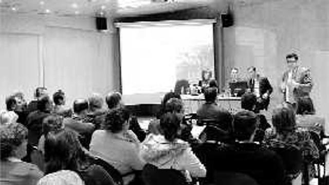Los implicados en el proyecto durante su explicación en Pinoso