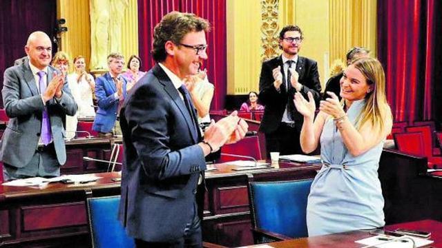La bancada del PP, ayer aplaudiendo al conseller Antoni Costa. | PP