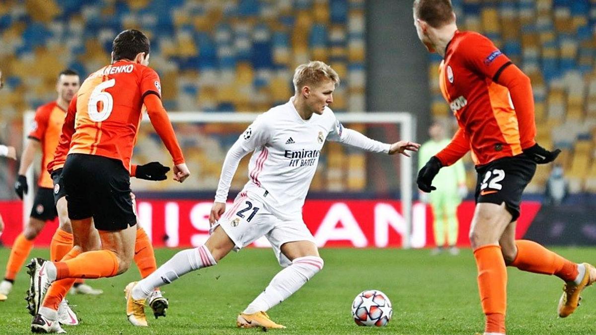 Odegaard, ayer, trata de progresar entre varios jugadores del Shakhtar. |  // EUROPA PRESS