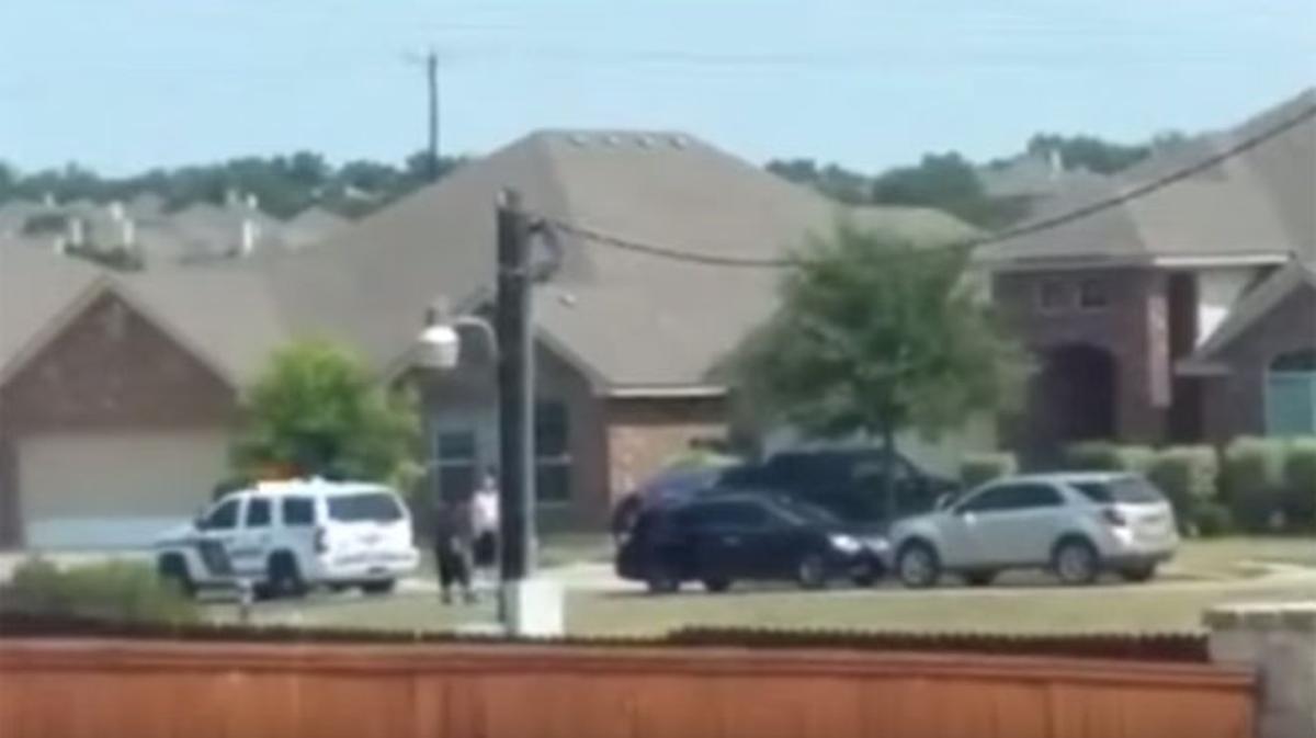 El vídeo que muestra cómo el hombre se rinde ante la policía y los agentes lo tirotean, frente a su casa en Tejas.