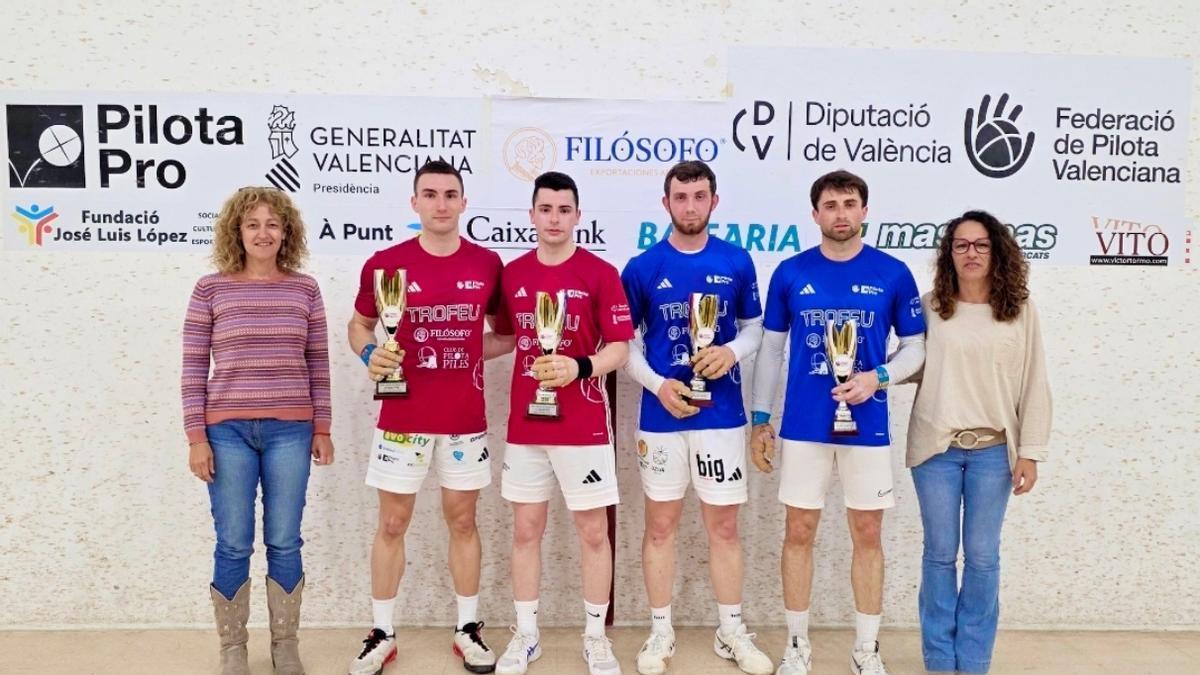 Campions i subcampions del XV Trofeu Filósofo de raspall professional, amb Cristina Fornet i Elena Gómez.