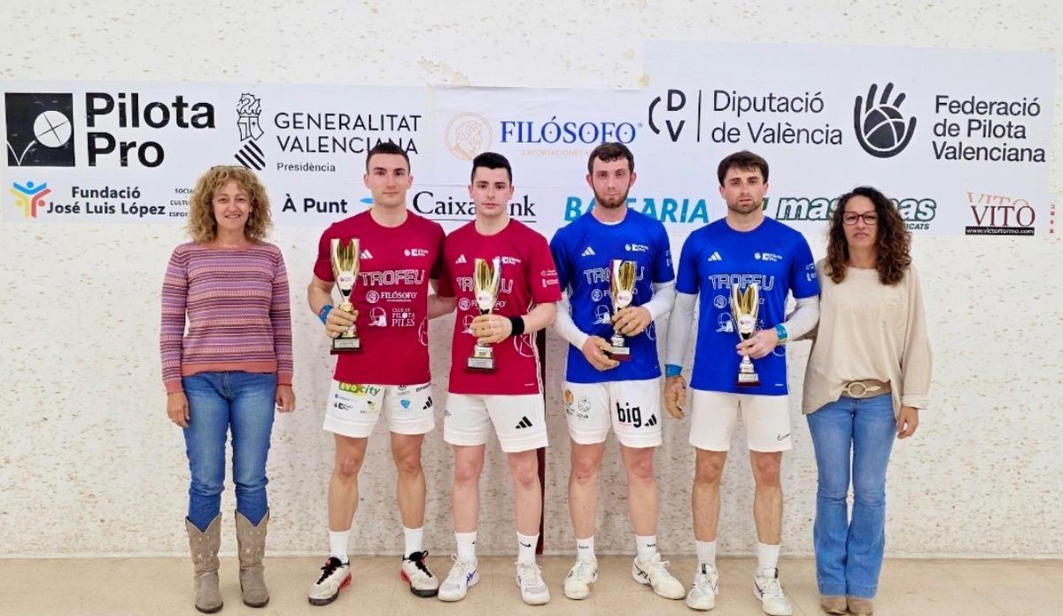 Campions i subcampions del XV Trofeu Filósofo de raspall professional, amb Cristina Fornet i Elena Gómez.