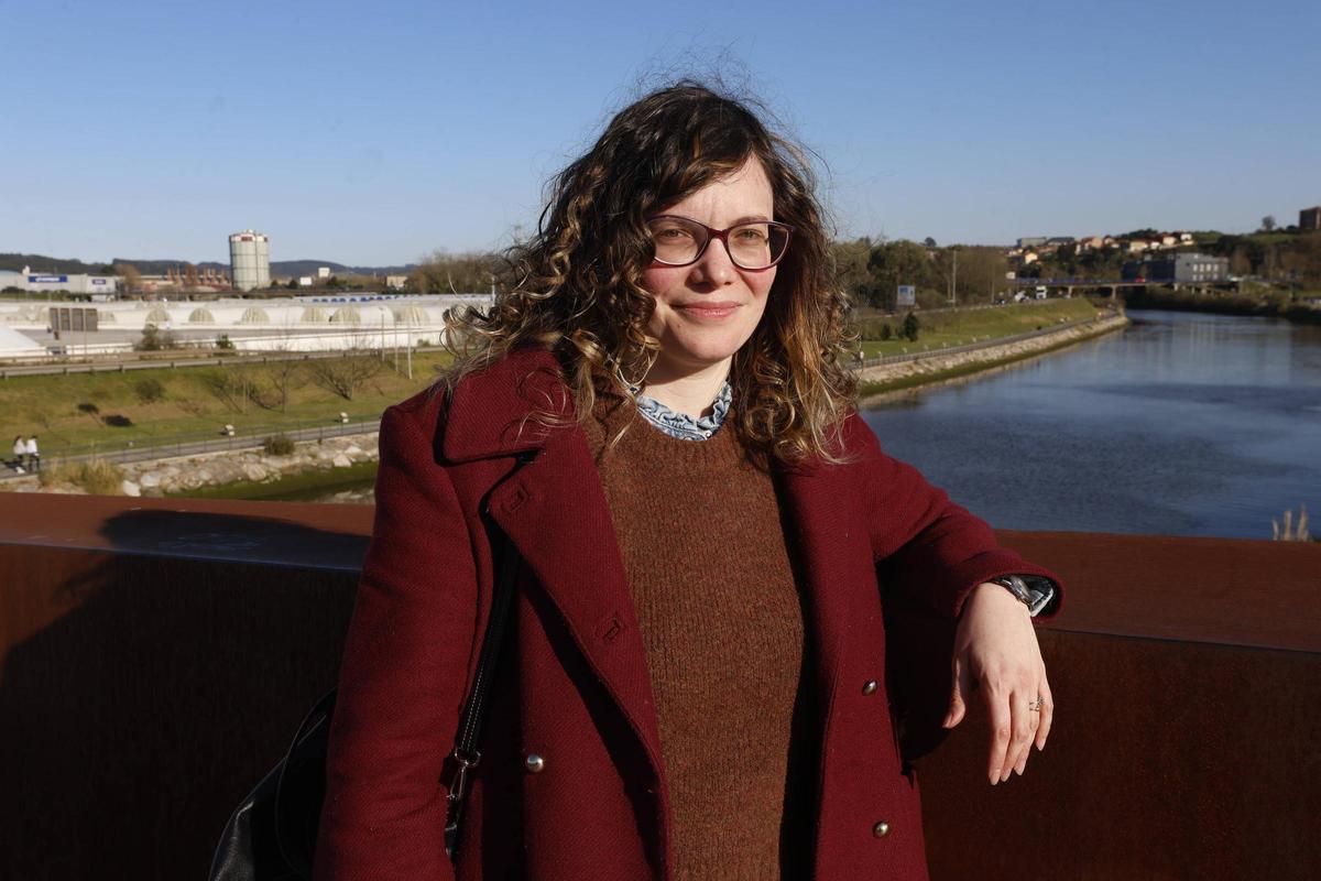 Aida Villa, en lo alto de la  Grapa, con uno de los antiguos gasómetros tras ella.