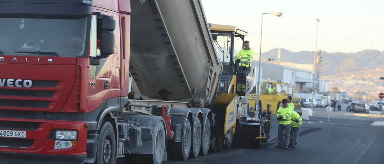 Trabajos de asfaltado en una carretera de Xàtiva, en una imagen de archivo.  | PERALES IBORRA