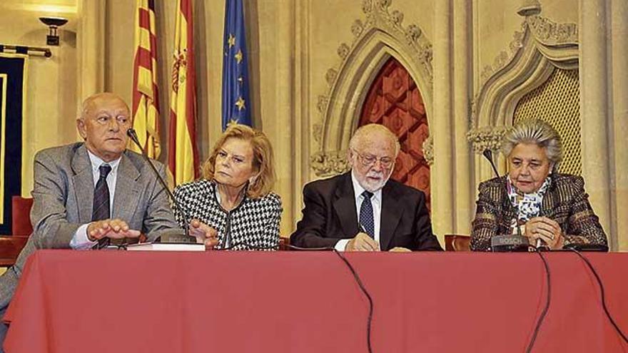 Pedro Montaner, Carme Riera, Román Piña Homs y Luisa Cotoner, ayer en la sede de las Reales Academias.
