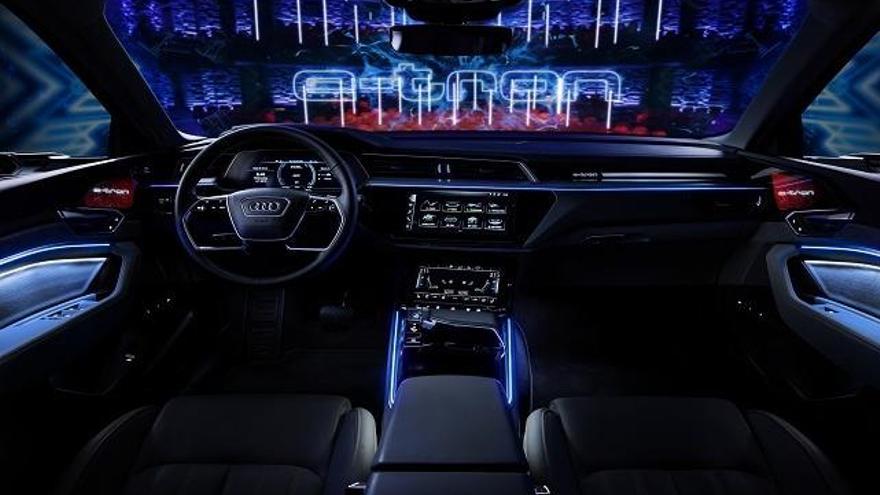 Interior de un vehículo Audi.