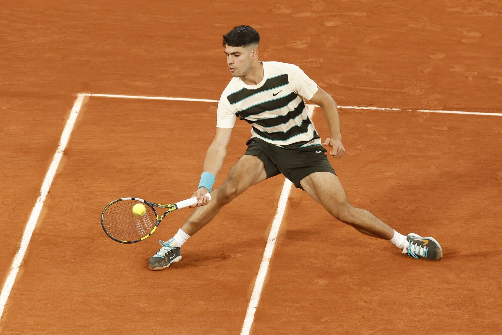 28 May 2025, France, Paris: Spanish tennis player Carlos Alcaraz in action against Hungary's Fabian Marozsan during their Men's Singles second round tennis match of the French Open tennis tournament (Roland-Garros). Photo: Loic Baratoux/ZUMA Press Wire/dpa Loic Baratoux/ZUMA Press Wire/dp / DPA 28/05/2025 ONLY FOR USE IN SPAIN. Loic Baratoux/ZUMA Press Wire/dp / DPA;tennis;sports;French Open tennis tournament;