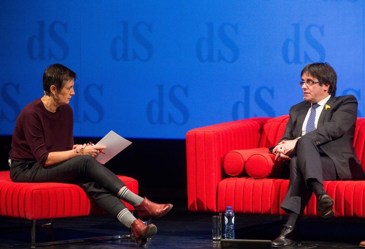 epa06364394 Ousted Catalan leader Carles Puigdemont (R) gives a press conference during the ’Night of De Standaard’ at deSingel in Antwerpn, Belgium, 02 December 2017. De Standard is a Flemish National Newspaper in Belgium. EPA/STEPHANIE LECOCQ